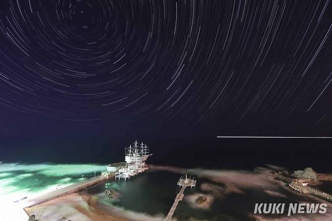 강릉 가족여행에서 담은 숙소 밖 별 풍경, 강릉 해변가의 광해로 인해 눈에 보이지 않던 별이 사진 속에는 나타났다.