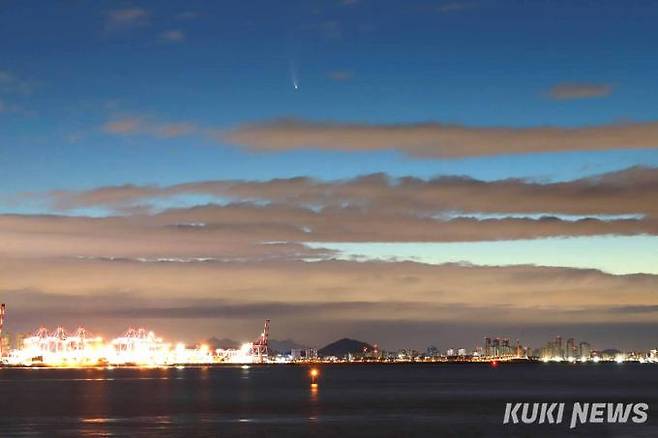 천문이벤트 중의 하나는 갑작스런 혜성의 출현이다. 관측 번개를 통해 대부도 어느 휴게소에서 인천하늘 위의 네오와이즈 혜성을 담았다.맨눈에 보이는 혜성은 감동 그 자체이다. 언젠가 혜성 하나 찾아 자기 이름을 달고 싶어하는 것은 아마추어 천문가의 위시리스트이기도 하다. (100mm 망원렌즈, 삼각대, 2s, ISO1600, F8)&nbsp;