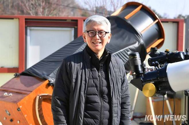 28인치 돕소니안 반사망원경 앞에서 정 교수가 잠시 포즈를 취했다. 연세대학교 세브란스병원 후배 의사인 곽지용(37·안과) 교수는 “정 교수님은 따뜻한 표정으로 늘 환자들 이야기에 귀 기울인다.”면서 “겸손하면서도 학식과 덕망이 높아 의료진 모두가 존경하는 분”이라고 말했다.