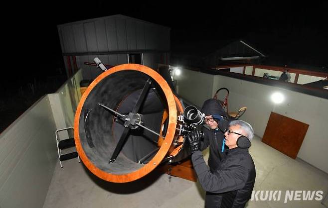 연세대 천문학과 변용익 교수와 정기양 교수가 ‘28인치 돕소니안 반사망원경’을 이용해 천체를 관찰하고 있다. 정 교수는 “천체망원경으로 처음 밤하늘을 보는 분들은 주로 달이나 행성을 관측한다. 이런 천체들도 멋지지만 태양계를 벗어나면 수많은 성단, 성운, 은하 등이 우리를 기다리고 있다.”면서 “이렇게 밤하늘 깊은 곳에서 빛나고 있는 천체(Deep-sky)들을 살피는 일을 좋아한다.”고 말했다.