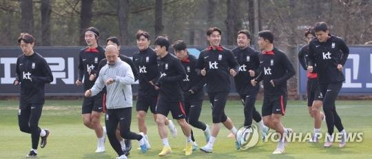 우루과이와 평가전을 하루 앞둔 대한민국 축구대표팀이 27일 파주 NFC에서 훈련하고 있다. [연합뉴스]