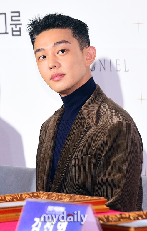 Netflixs Fool of Anna and the Apocalypse Game will eventually postpone its release on charges of Drug Oral administration of actor Yoo Ah-in (36 and real name um hong-sik).Netflix said on the afternoon of the 27th, After discussing with the crew of the new original series Anna and the Fool of the Apocalypse, we decided to postpone the release.Anna and the Fool of the Apocalypse was scheduled to be released in the second half of this year, but Yoo Ah-in was accused of Oral administration of Propofol and Drugs such as Hemp, Cocaine and Ketamine. Yoo Ah-in is currently being investigated by the Police as of today (27th).Anna and the Fool of the Apocalypse depicts the story of a confused world and people living the rest of the day ahead of Anna and the Apocalypse, which was predicted 200 days before the Earth and asteroid collision.In addition, the Netflix movie Game also said, We have decided to temporarily suspend the release. Netflix said, We are discussing Game with the maker Ace maker and other affiliates.Game contains the inevitable game of Cho Hoon-hyun (Lee Byung-hun) and Lee Chang-ho (Yoo Ah-in), two legends of Korean Baduk who were teachers, disciples and rivals.