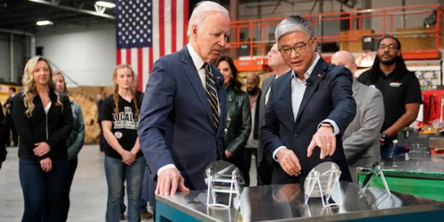 지난해 조 바이든 미국 대통령이 SK실트론CSS 공장을 방문해 지안웨이 덩 SK실트론CSS CEO의 설명을 듣고 있다. [SK실트론 제공]