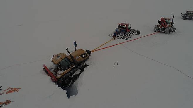 그림 4 : 숨겨진 크레바스 위를 이동하던 설상차가 크레바스 틈에 빠진 모습 (출처 : K루트 탐사대 제공)