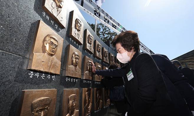 26일 경기 평택 해군 제2함대사령부에서 천안함 46용사 13주기 추모식이 열려 한 유족이 추모비에 새겨진 고인의 얼굴을 어루만지며 오열하고 있다. 평택=연합뉴스
