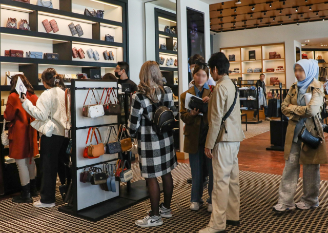 지난 21일 현대프리미엄아울렛 김포점을 방문한 외국인 관광객들이 쇼핑을 하고 있다./사진 제공=현대백화점