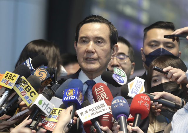마잉주 전 대만 총통이 27일 타오위안국제공항에서 중국으로 떠나기 전 취재진의 질문에 답하고 있다. AP연합뉴스