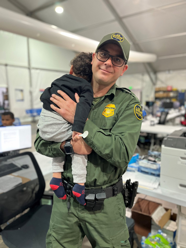 미 국경수비대 요원이 미국-멕시코 국경에서 구조한 아기를 안고 있다. 국경수비대 트위터 갈무리