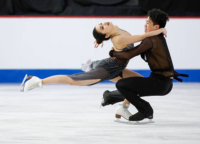 ▲ 2023년 ISU 피겨 스케이팅 주니어 세계선수권대회 프리 댄스에서 경기를 펼치는 임해나(왼쪽)와 취안예 ⓒISU 홈페이지 캡처