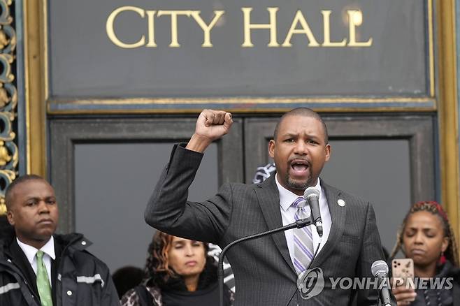 샌프란시스코의 흑인 배상 요구 집회 (샌프란시스코 AP=연합뉴스) 지난 14일(현지시간) 미국 샌프란시스코의 시청 앞에서 인종 차별로 피해를 본 흑인 주민들에 대한 배상을 요구하는 집회가 진행되고 있다. [AP 연합뉴스 자료사진. 재판매 및 DB 금지]