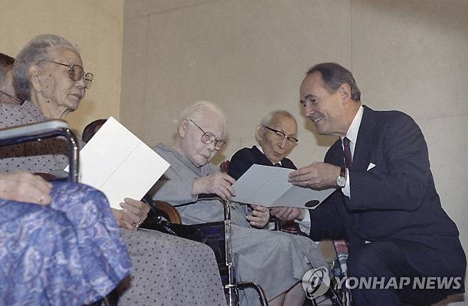 2차 대전 때 구금한 일본계 미국인 배상 (워싱턴 AP=연합뉴스) 딕 손버그 미국 법무부 장관(오른쪽)이 지난 1990년 10월 9일(현지시간) 워싱턴DC 법무부에서 열린 행사에서 미국 정부가 2차 대전 당시 구금한 일본계 미국인 3명에게 각각 2만달러의 배상금을 지급하고 있다. [AP 연합뉴스 자료사진. 재판매 및 DB 금지]