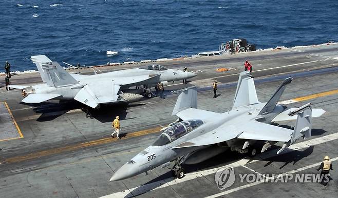 니미츠 항모에서 F/A-18F 슈퍼호넷 이함 훈련 진행 (제주=연합뉴스) 한미 해군 연합 해상훈련이 열린 27일 제주 남쪽 공해상에 진입한 미 핵추진 항공모함 '니미츠'(CVN 68·10만t급)에서 F/A-18F 슈퍼호넷 이함 훈련이 진행되고 있다. 
    길이 332.8m, 폭 76.8m, 승조원 5500~6000명 규모인 니미츠함은 F/A-18F 슈퍼호넷 등 전투기와 E-2C 호크아이 조기경보기, 수송기, 헬기 등 각종 항공기 90여 대를 탑재할 수 있는 것으로 알려졌다. 2023.3.27 [사진공동취재단] photo@yna.co.kr