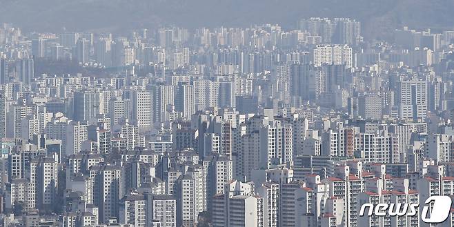 서울 중구 남산에서 바라본 아파트 모습. 2023.3.27/뉴스1 ⓒ News1 김도우 기자