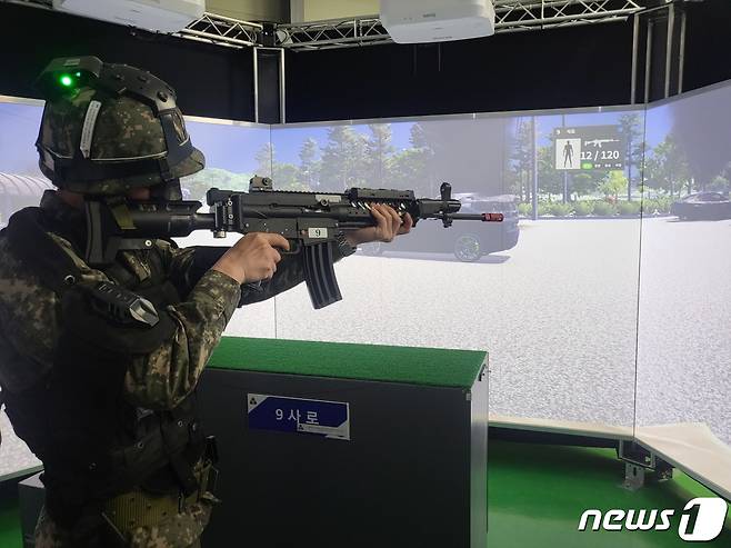 코로나19로 중단됐던 예비군 훈련이 4년 만에 정상화된 28일 전북 남원 과학화 예비군훈련장에서 예비군들이 가상현실(VR) 영상모의사격 훈련을 하고 있다.2023.3.28/뉴스1