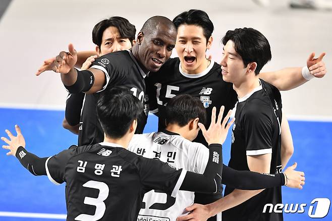 현대캐피탈이 28일 천안 유관순체육관에서 2022-23 V리그 남자부 플레이오프 3차전에서 한국전력을 꺾고 챔피언결정전 진출권을 따냈다.(KOVO 제공)
