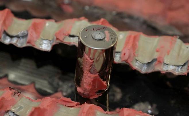 테슬라 모델Y에 들어가는 4680 배터리셀＜사진출처:연합뉴스, 로이터＞