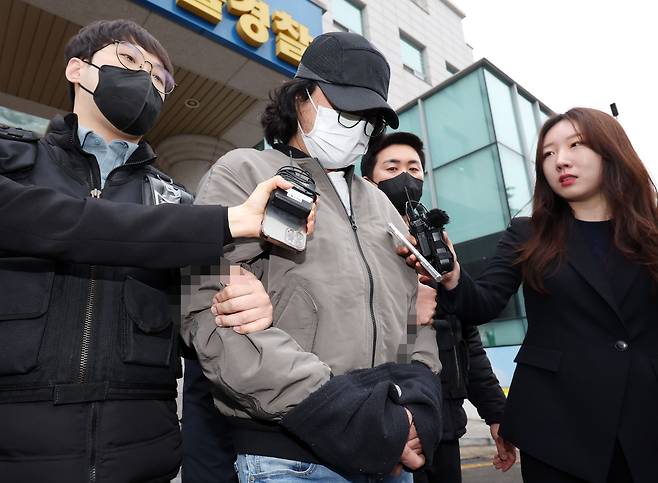 택시 기사를 살해한 뒤 금품을 빼앗은 혐의를 받는 40대 A씨가 9일 오전 인천 미추홀경찰서에서 나와 인천지방검찰청으로 이동하고 있다./연합뉴스