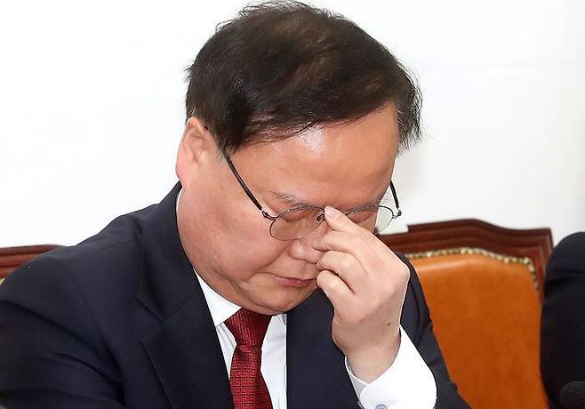 김재원 국민의힘 최고위원이 20일 오전 국회에서 열린 최고위원회의에 참석해 얼굴을 만지고 있다.ⓒ데일리안 박항구 기자