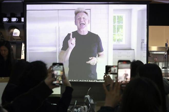 27일 오후 서울 강남구 현대백화점 무역센터점에 개점을 하루 앞둔 고든램지 스트리트 버거 매장에서 미디어행사가 열리고 있다.ⓒ뉴시스