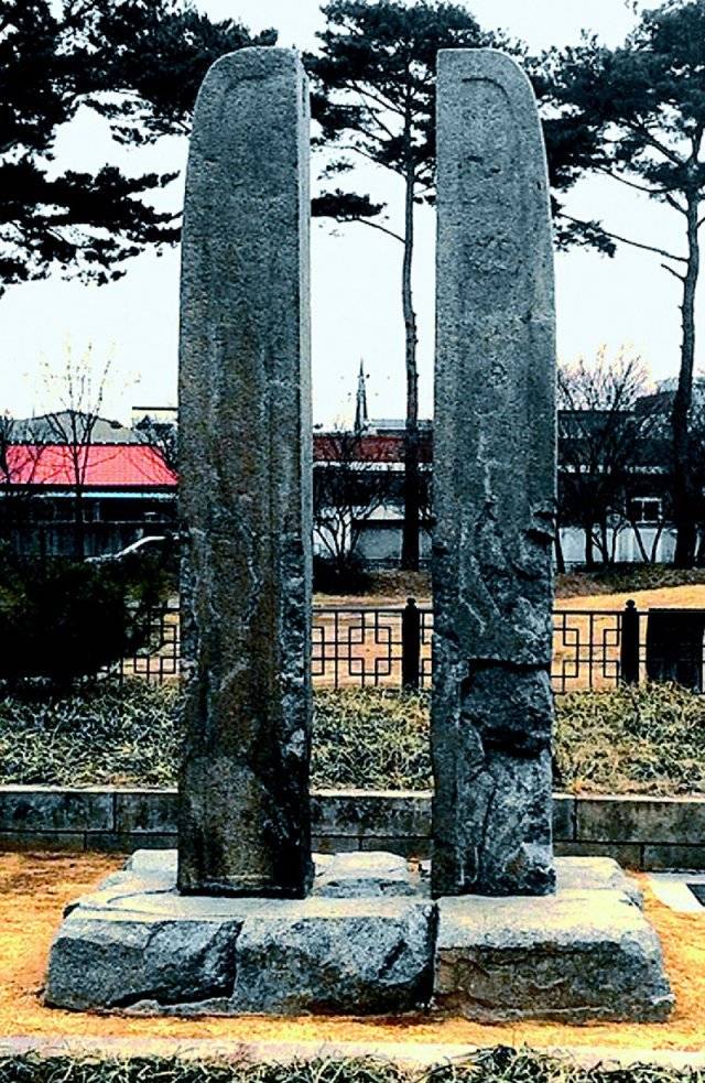 충남 공주시 반죽동의 대통사지 당간지주(보물 제150호·왼쪽). 돌기둥의 바깥 면에는 굵은 띠가 조각돼 있고 깃대를 고정하기 위한
네모난 구멍도 있다. 이는 백제 때 창건된 대통사가 통일신라 때 상당한 규모로 중건됐을 가능성을 보여준다. 대통사 터의 복원은
궁궐, 능역, 사찰을 잇는 ‘백제 문화 퍼즐’을 완성할 열쇠다. 필자 제공