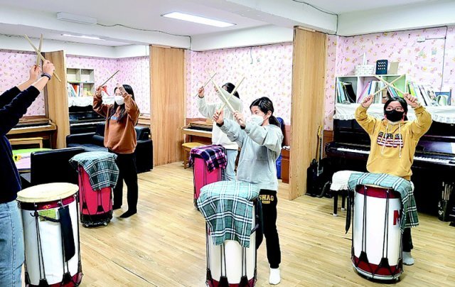 서울 강북구 나욧지역아동센터에서 아이들이 ‘난타’ 공연을 위해 북을 배우고 있다. 서울시는 이달부터 지역아동센터 24곳에서 만 7∼12세 초등학생을 대상으로 긴급·일시 돌봄 서비스를 제공한다. 서울시 제공