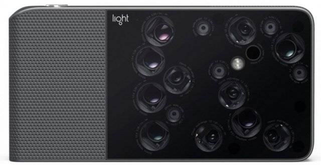 2015년 경 인도 출신의 엔지니어들이 ‘L16’이란 카메라를 선보인 뒤 대량 생산을 위해 크라우드 펀딩을 시도한 적이 있다. 렌즈가 16개나 있어 위와 같은 이름이 붙었는데 아이디어 자체는 참신했다. 당시만 해도 폰카 모듈은 광학 줌 기능이 없었는데 이를 화각이 다른 16개 렌즈로 해결하려 했던 것. 폰카 모듈이 저렴해 졌기에 가능했다. 이 카메라는 광각부터 망원까지 다양한 화각이 있었는데 내 눈길을 끈 것은 망원 렌즈였다. 프리즘을 이용해 망원렌즈를 돌출시키기 않고 눕혀버렸기 때문이다. 이 엔지니어들이 이 프리즘 방식의 망원 폰카모듈에 대한 특허를 갖고 있는지는 알 수 없다. 하지만 이렇게 프리즘을 이용해 망원폰카모듈을 눕혀서 장착하는 기술은 이들이 처음 시도했다. 사진출처=구글 이미지 검색