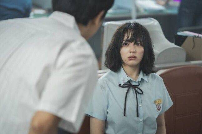 넷플릭스 시리즈 '더 글로리'에서 주인공 문동은이 고등학교 시절 담임교사에게 혼나고 있다. 출처=넷플렉스 '더 글로리'