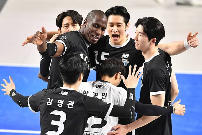 현대캐피탈 선수들이 28일 천안 유관순체육관에서 열린 2022∼2023 V리그 남자부 플레이오프 3차전 한국전력과 경기에서 득점한 뒤 기뻐하고 있다. 한국배구연맹 제공
