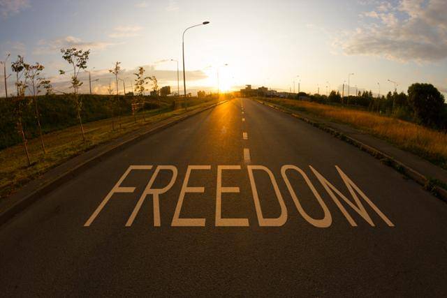 인류의 역사는 자유를 위한 투쟁의 역사이기도 하다. 17세기 자유주의 정치철학은 개인의 자유를 제한하는 권위주의적 독재에 대한 저항 속에서 형성됐고, 이후 인권 신장 등 인류 발전에 영향을 미쳤다. 하지만 최근 부의 불평등, 독재정부 재등장 등 자유주의가 쇠퇴하고 있다는 징후들이 발견된다. 게티이미지뱅크