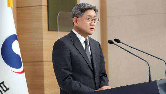 임수석 외교부 대변인이 28일 오후 서울 종로구 정부서울청사 별관에서 일본 교과서 검정 결과 발표 등 현안 관련 질문에 답변을 하고 있다. 뉴스1