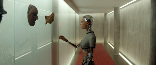 영화 '엑스 마키나'는 인공지능 로봇을 통해 기계문명의 디스토피아를 그린다. 유니버설픽처스 제공