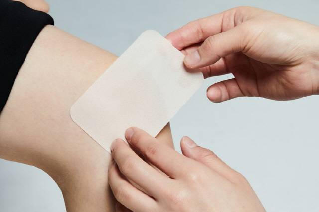 소염진통제에 알레르기가 있는 사람이 파스를 붙이면, 부작용 탓에 피부가 화끈거릴 수 있다. 파스를 지나치게 오래 붙이고 있어도 알레르기 반응이 생길 수 있으니 일정 시간이 지난 후엔 반드시 떼어낸다./사진=게티이미지뱅크