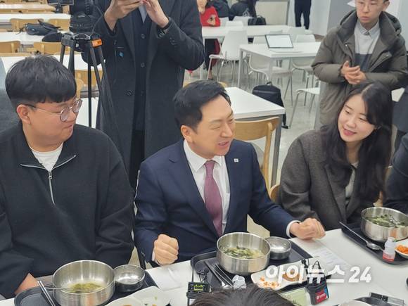 김기현 국민의힘 대표가 28일 서울 경희대학교 학생식당에서 이재백 총학생회장(좌), 채희선 부총학생회장(우)과 식사하고 있다. [사진=정호영 기자]
