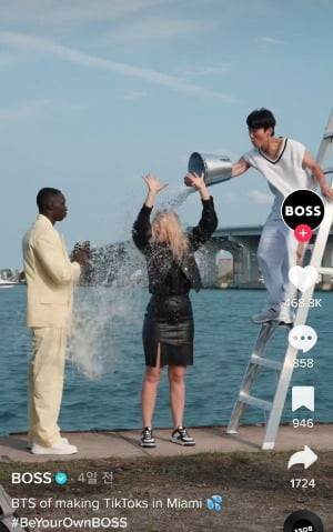원정맨(오른쪽)이 유명 숏폼 크리에이터 ‘카비 라메’(왼쪽)과 미국 마이애미에서 열린 패션 브랜드 '보스(BOSS)'의 패션쇼에서 홍보 영상을 촬영했다. 영상 출연자들에게 물을 붓는 유머 영상을 찍었다. 보스 틱톡 계정 캡처.