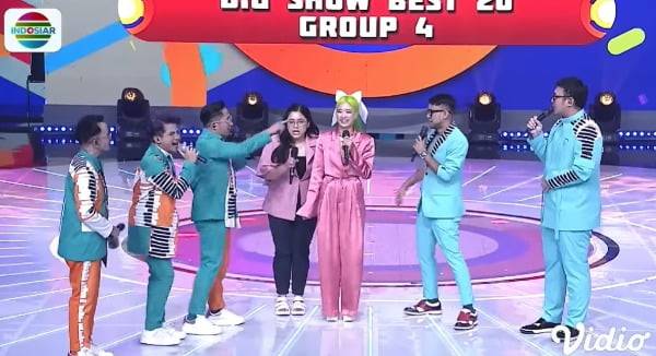 인도네시아 현지 버라이어티 방송 ‘D'Kopolo’에 등장한 케지민. 통역의 도움을 받으며 현지 언어로 방송했다. 유튜브 채널 'Indosiar' 캡처.