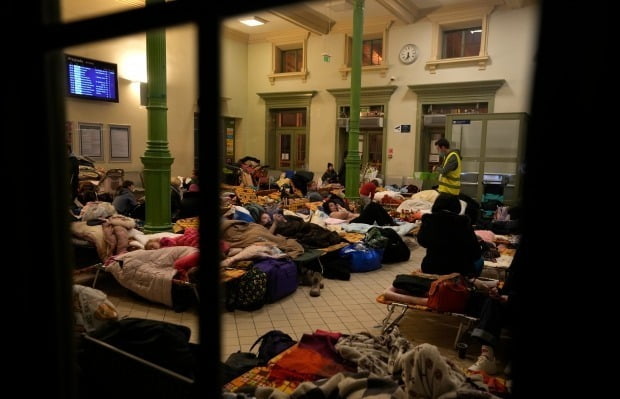 지난해 3월 폴란드 남동부 국경도시 프셰미실의 기차역에 마련된 임시 수용소에서 피란 온 우크라이나 여성과 아이들이 새우잠을 자는 모습. /사진=AP