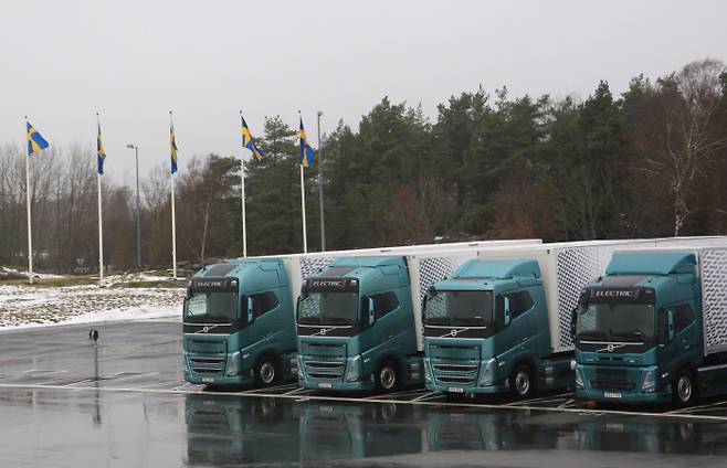지난 13일 스웨덴 예테보리 볼보트럭 공장 안에 대형 전기 트럭들이 줄지어 서 있다. 볼보트럭을 비롯한 스웨덴 녹색전환연합 기업들은 단기적, 장기적 목표를 나누어 온실가스를 감축하고 있다. 강한들 기자