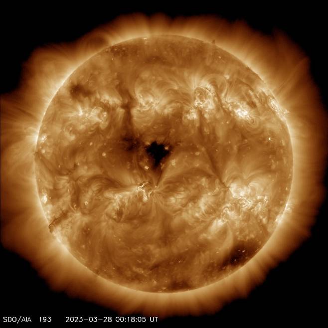 미국 항공우주국(NASA)의 태양 관측용 위성인 ‘SDO’가 28일(현지시간) 촬영한 ‘코로나 홀(태양 중앙의 검은 구멍)’ 모습. 코로나 홀은 태양풍을 내뿜어 주말쯤 지구에 영향을 줄 것으로 보인다. 미국 항공우주국(NASA)