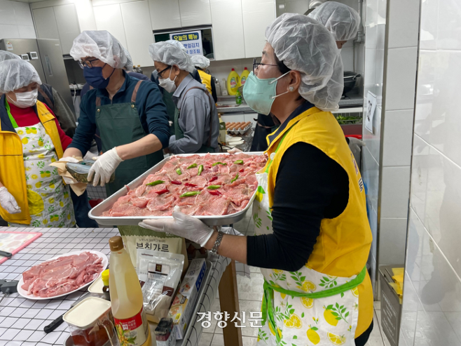 동선동 지역사회보장협의체 최점순 총무(62)가 요리를 지휘하고 있는 모습. 유경선 기자