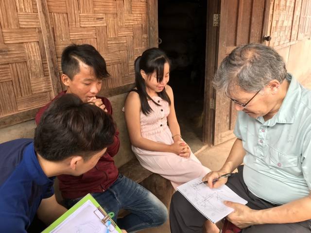 미국 캘리포니아 미션포인트교회 성도가 2019년 라오스 현지 청년들에게 C2C를 활용해 그림으로 복음을 전하고 있다. 미션포인트교회 제공