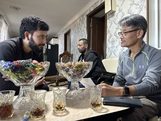 지난해 미션포인트교회 성도가 조지아의 한 마을 청년에게 복음을 전하는 모습. 미션포인트교회 제공