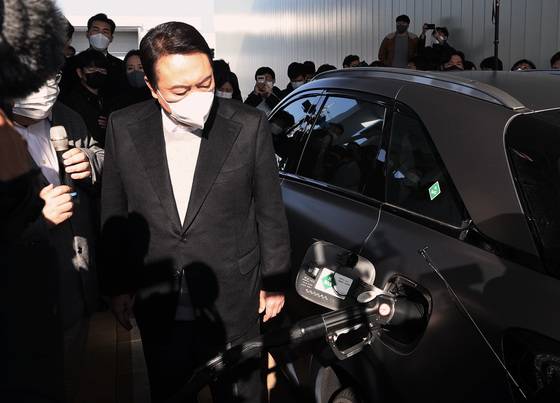 (완주=뉴스1) 구윤성 기자 = 윤석열 국민의힘 대선 후보가 22일 전북 완주군 수소특화 국가산업단지 내 수소연료 충전소를 찾아 수소연료충전 시연을 보고 있다. 2021.12.22/뉴스1