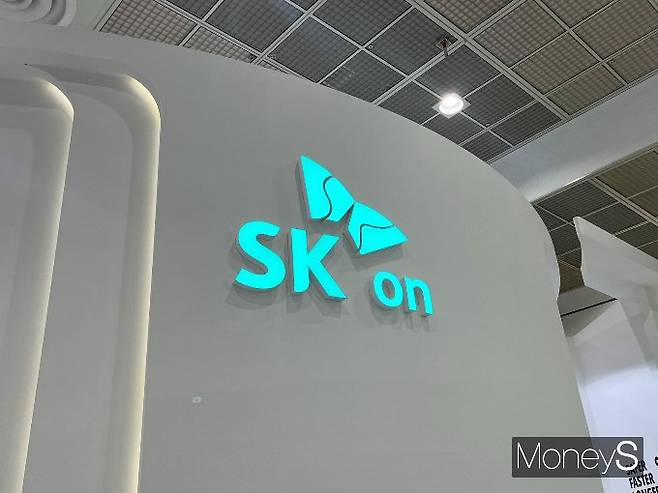 SK온이 장기 재무적 투자자로부터 자금 조달을 차질 없이 지속하고 있다. 사진은 인터배터리 2023에 참석한 SK온. /사진=김동욱 기자