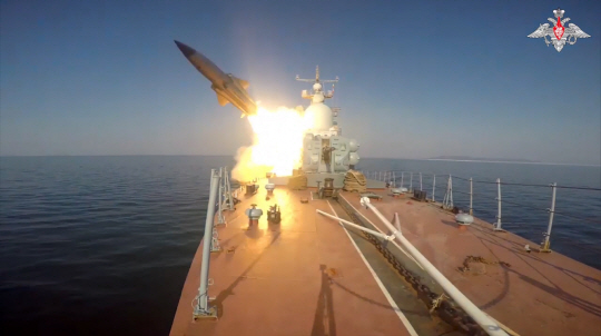 러시아 국방부가 28일(현지시간) 공개한 동영상에서 러시아 해군의 한 함선이 동해상에서 대함 미사일을 발사하고 있다. AP·연합뉴스