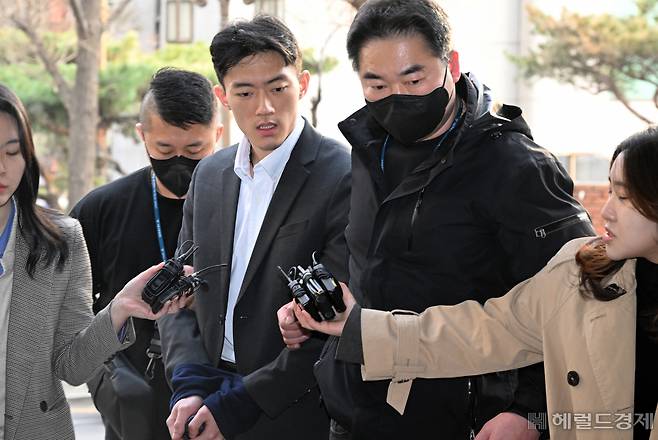 전두환 전 대통령 손자 전우원씨가 28일 인천국제공항을 통해 귀국해 곧바로 경찰에 체포된 가운데 서울 마포구 서울경찰청 마약범죄수사대에 도착해 들어서고 있다. 전두환 전 대통령 손자 전우원씨는 가족들이 '검은 돈'을 이용해 호화로운 생활을 하고 있다고 폭로했으며 그 과정에서 마약투약 장면을 실시간으로 송출했다. 이와 관련해 경찰청 국가수사본부는 전 씨를 마약 투약혐의로 체포했다. 임세준 기자