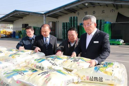 김학동(오른쪽) 예천군수가 멕시코 및 도미니카공화국에 수출되는 예천쌀을 살펴보고 있다. (예천군 제공)
