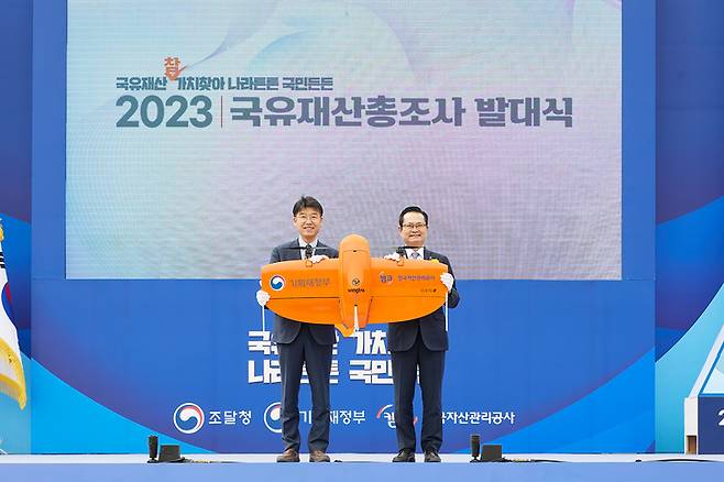 [서울=뉴시스] 권남주 캠코 사장(오른쪽)과 윤석호 기획재정부 국유재산심의관(왼쪽)이 3월 28일(화) 캠코 인재개발원(충남 아산 소재)에서 열린 ‘제2차 국유재산 총조사’ 발대식에서 국유재산 조사에 사용되는 드론을 들고 기념촬영을 하고 있다. (사진=한국자산관리공사) photo@newsis.com *재판매 및 DB 금지