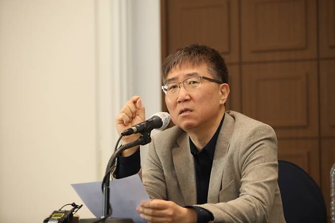 장하준 런던대 교수가&nbsp;27일 서울 중구 프레스센터에서 열린 기자간담회에서 기자들의 질문에 답하고 있다. 부키 제공