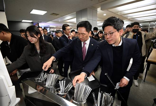 김기현 국민의힘 대표와 김병민 최고위원 등이 28일 오전 서울 동대문구 경희대학교 푸른솔문화관 학생식당 1000원의 아침밥 현장을 찾아 배식 순서를 기다리고 있다. 공동취재사진