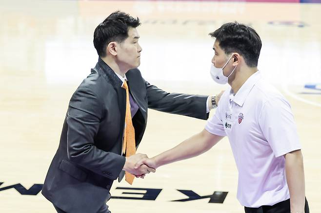프로농구 창원 LG의 조상현 감독(왼쪽)과 울산 현대모비스의 조동현 감독. KBL 제공